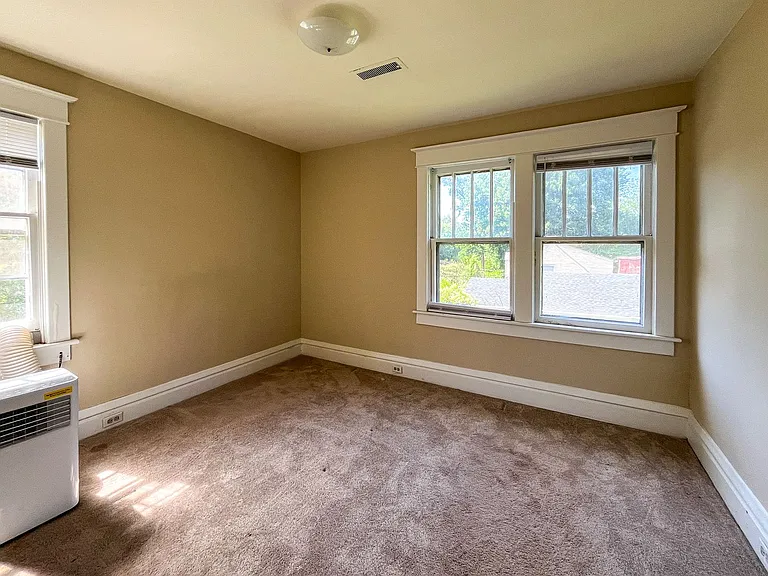 2104 Hill St — Photo 7