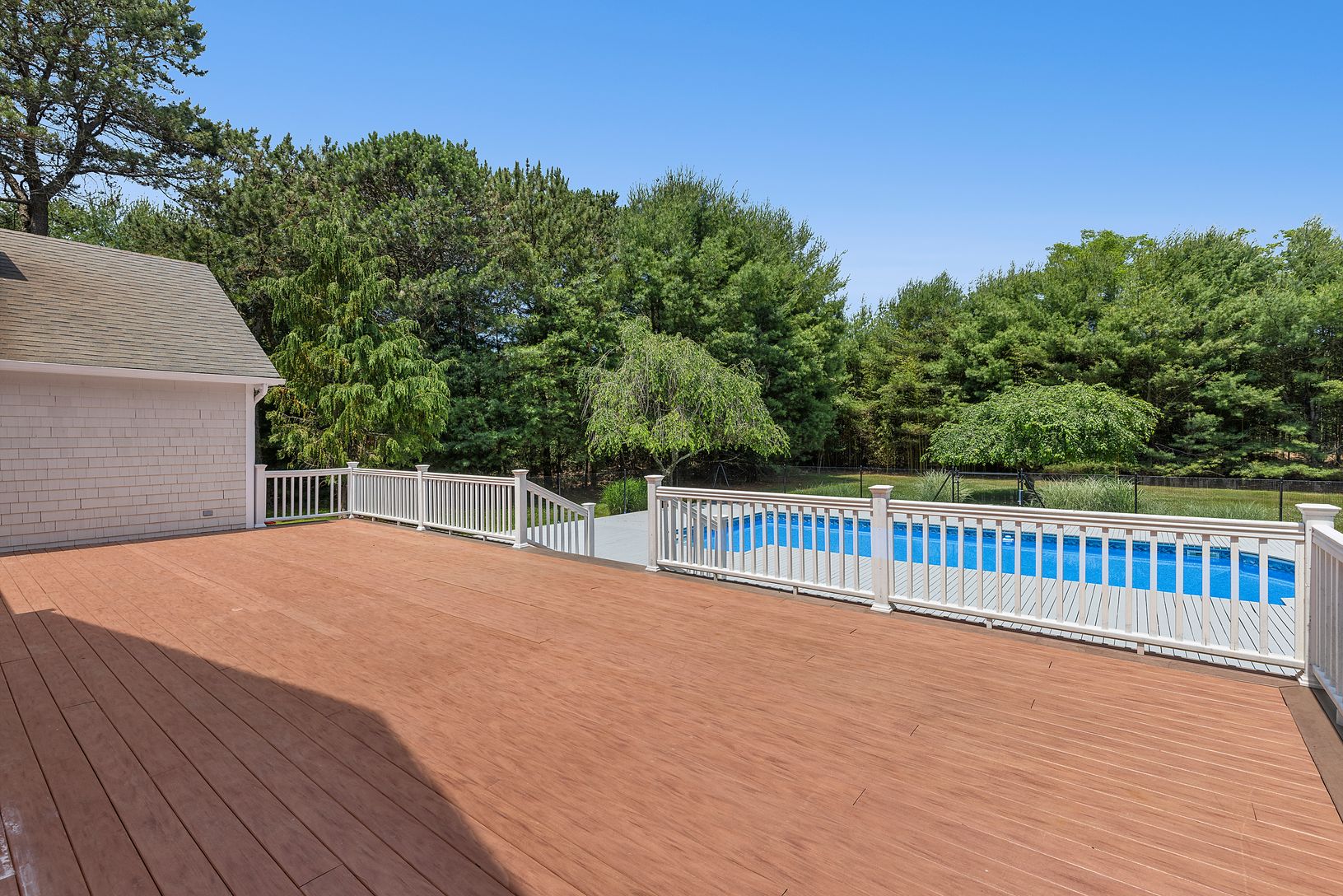  Deck overlooking the pool