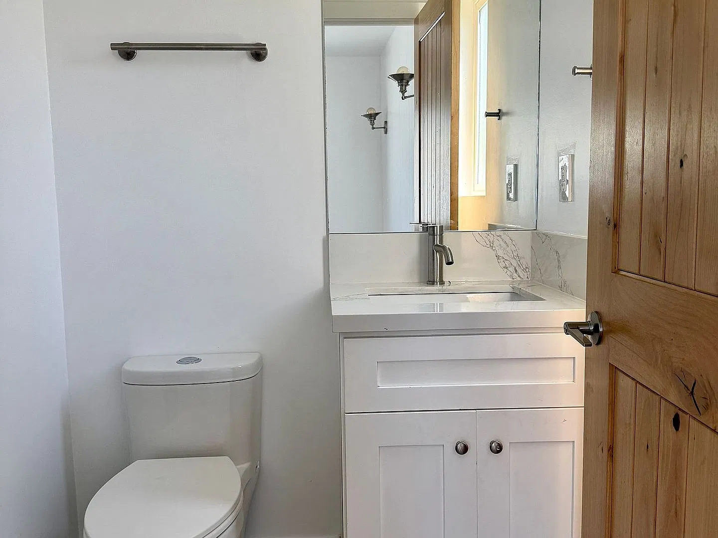 Modern 1-Bedroom Upper Unit in Boutique Mid-City Building — Photo 4
