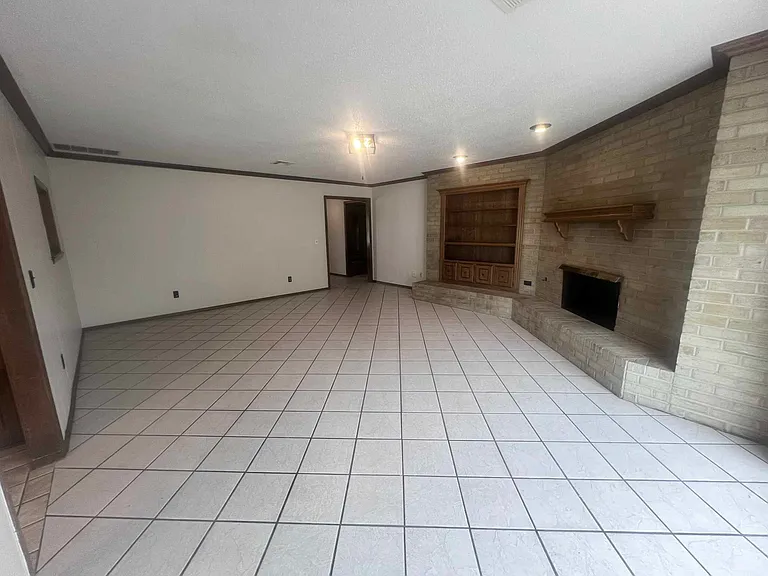 6304 NW 84th St — Photo 3
