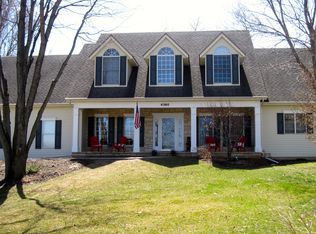 4360 Old Ivy Ct, Bettendorf, IA 52722