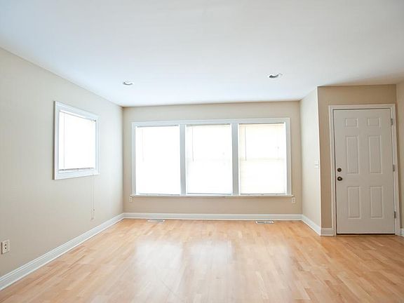 3rd image of 3257 N Oakland Ave