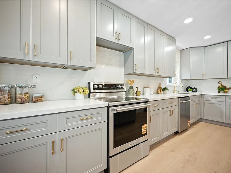 4220 SW 14th St — Photo 15