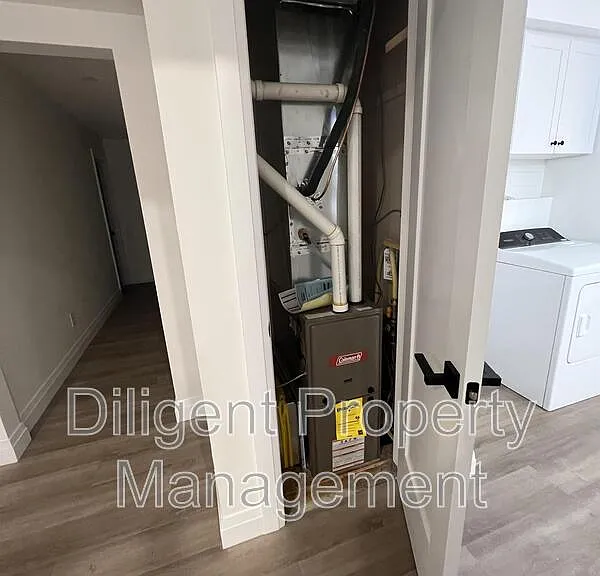 438 Bellevue St #UPPER — Photo 42