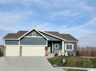 11304 Horizon Cir, Papillion, NE 68046