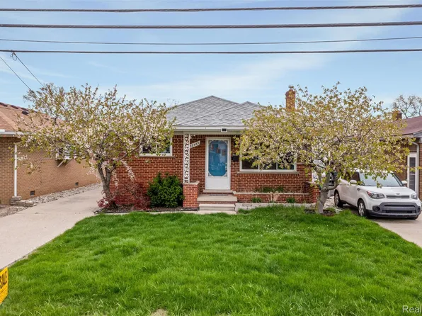 22435 Lange St, Saint Clair Shores, MI 48080