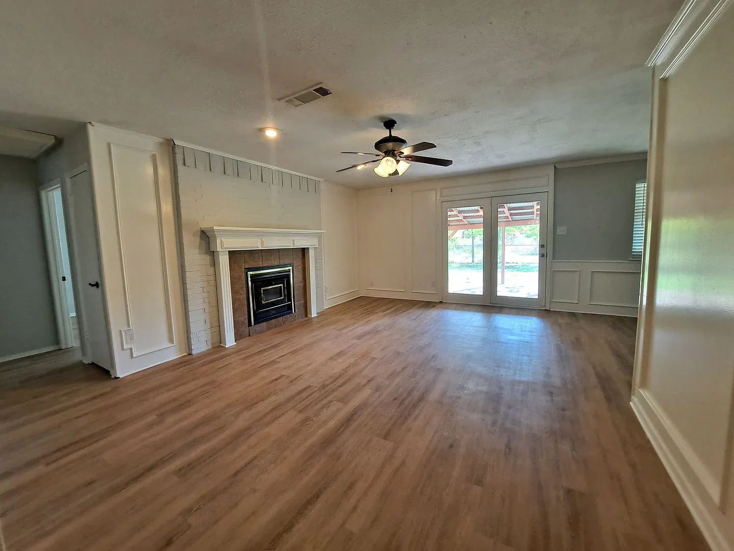 Beautiful Move In Ready 3/2/2 in Greenville! — Photo 3