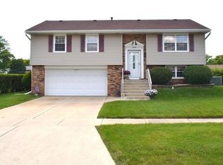 504 Newberry Dr, Streamwood, IL 60107