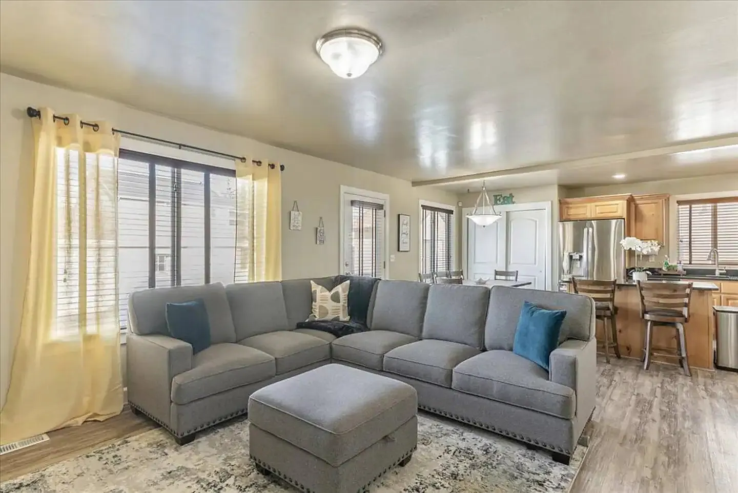 5 bed, 2500 sqft, $5,000 — Photo 3