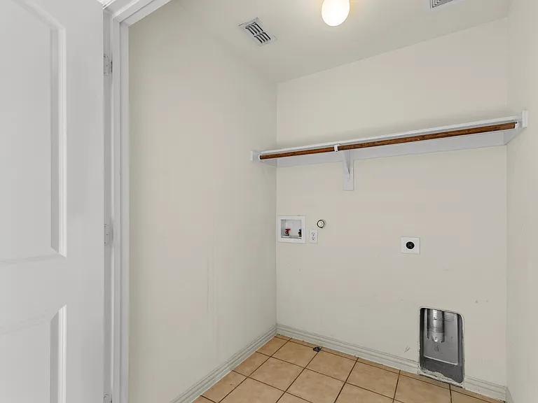 7904 Hannah St — Photo 11