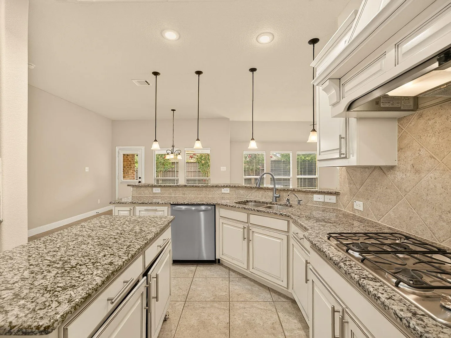 3 bed, 2335 sqft, $2,950 — Photo 3