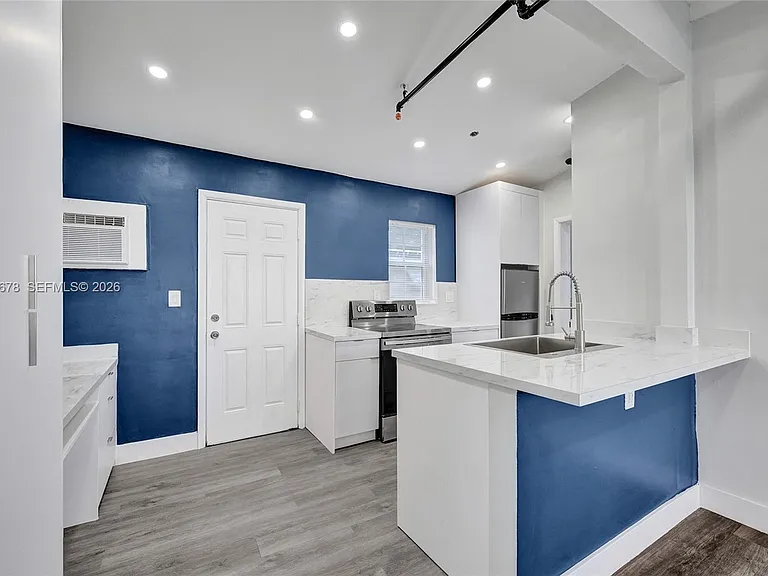 1085 NE 126th St #4 — Photo 4