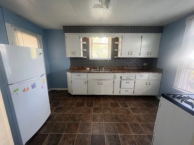 925 Leeds Ave — Photo 7
