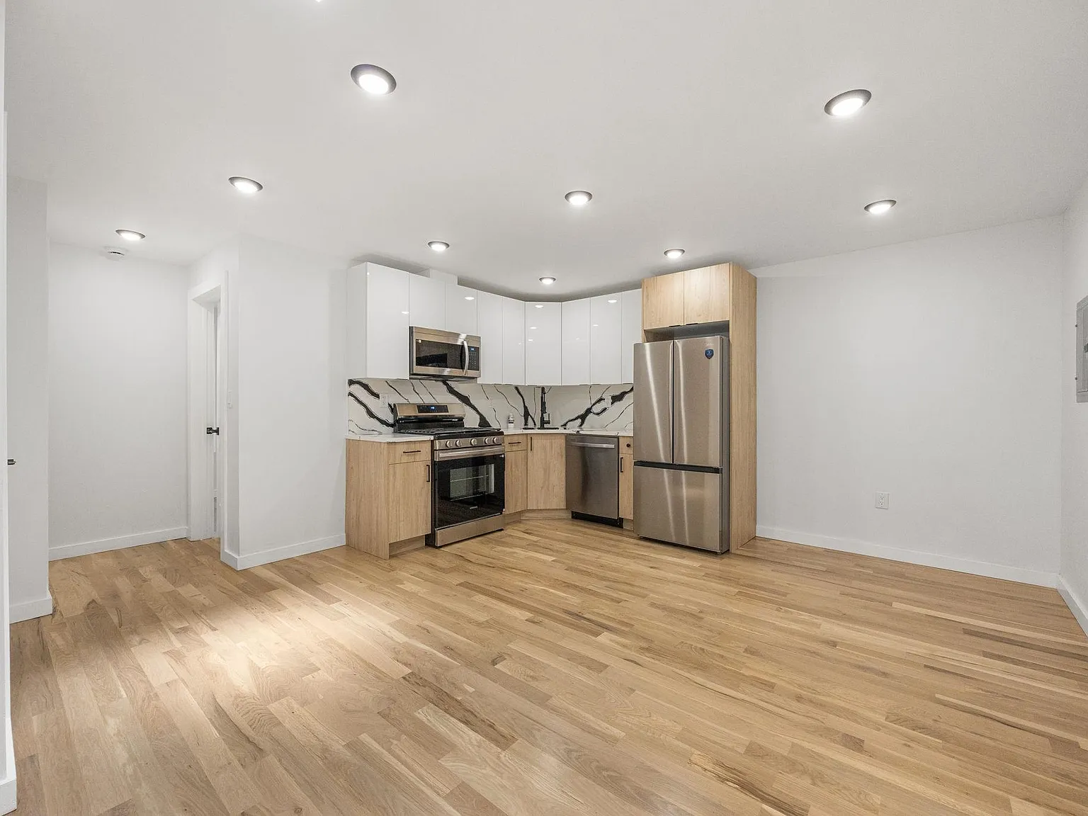 3 bed, 1.0 bath, 950 sqft, $3,400 — Photo 3