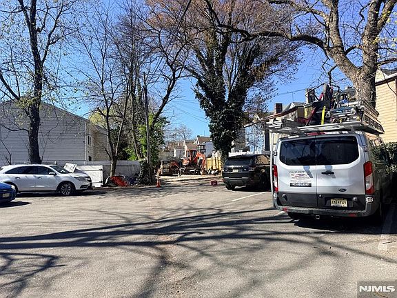4th image of 318 White St