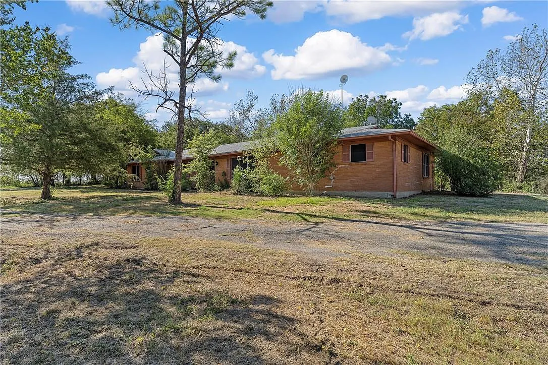 3 bed, 2806 sqft, $2,295 — Photo 1