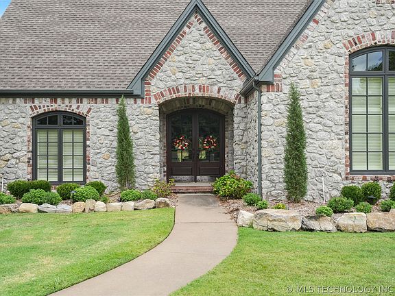 2nd image of 3821 N Country Club Cir