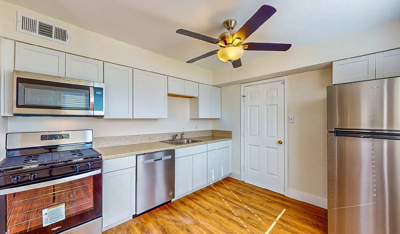 3 bed, 2.0 bath, 928 sqft, $1,400 — Photo 3