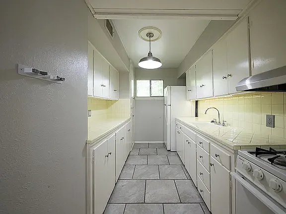 804 N Locust St — Photo 10