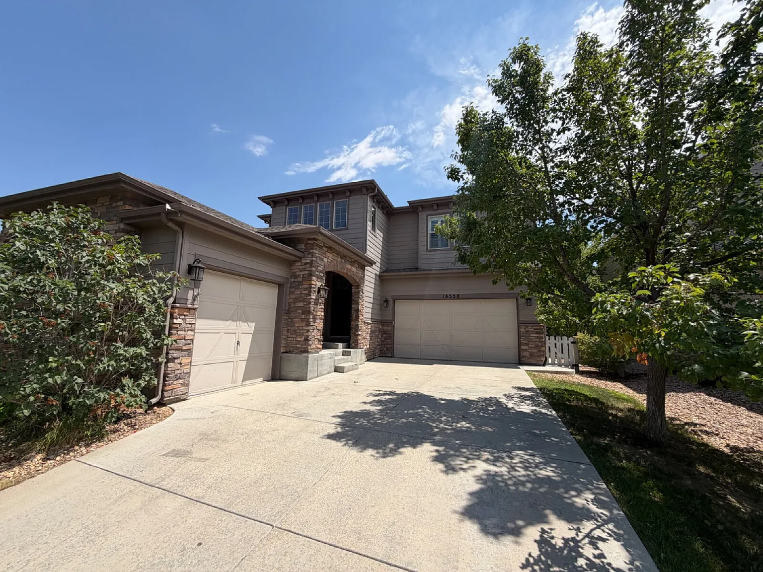 5 bed, 4.0 bath, 4494 sqft, $4,395 — Photo 2