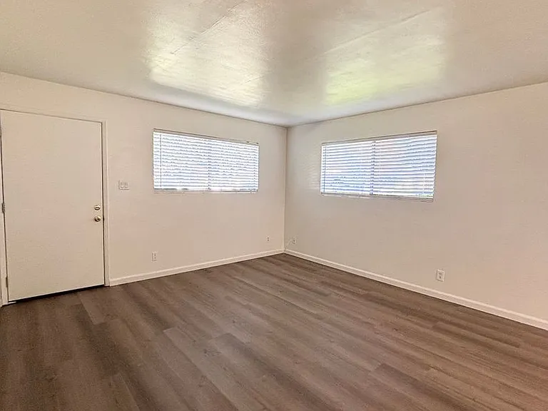 320 & 324 E Pine Ave — Photo 3
