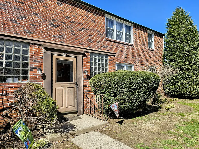 24 Surrey Rd #4 — Photo 10
