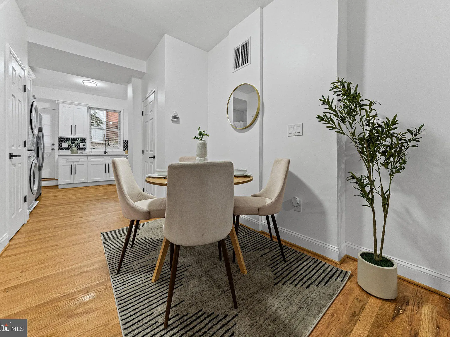 3 bed, 1.5 bath, 969 sqft, $1,875 — Photo 4