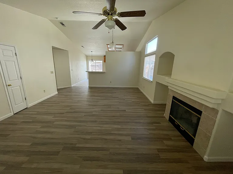 915 Allacante Dr — Photo 2