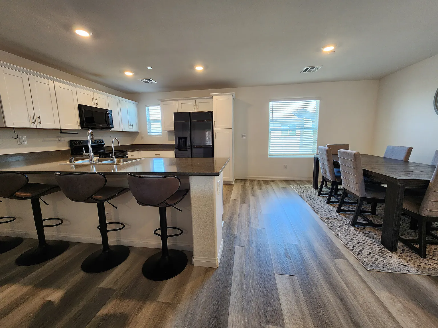 3 bed, 2.5 bath, 1845 sqft, $2,300 — Photo 2