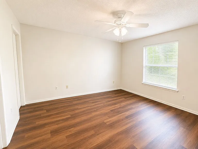172 Reserve Cir #100 — Photo 6