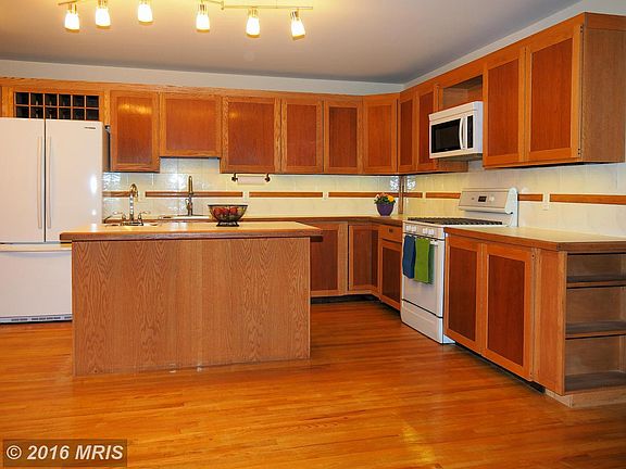 3rd image of 16 Lawrence Ln