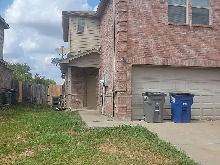 606 E College Ave — Photo 9