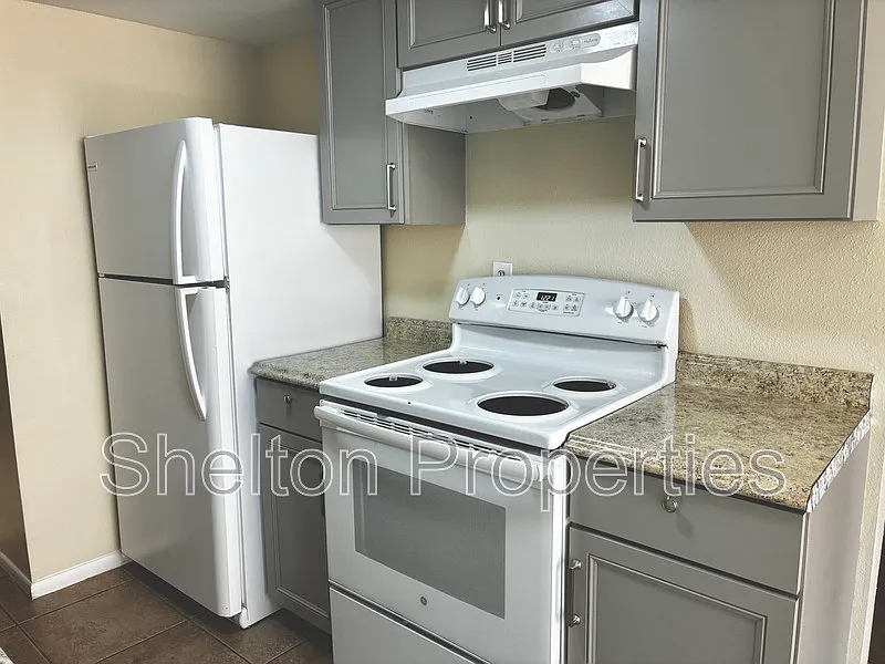 2 bed, 1.5 bath, 989 sqft, $1,049 — Photo 3