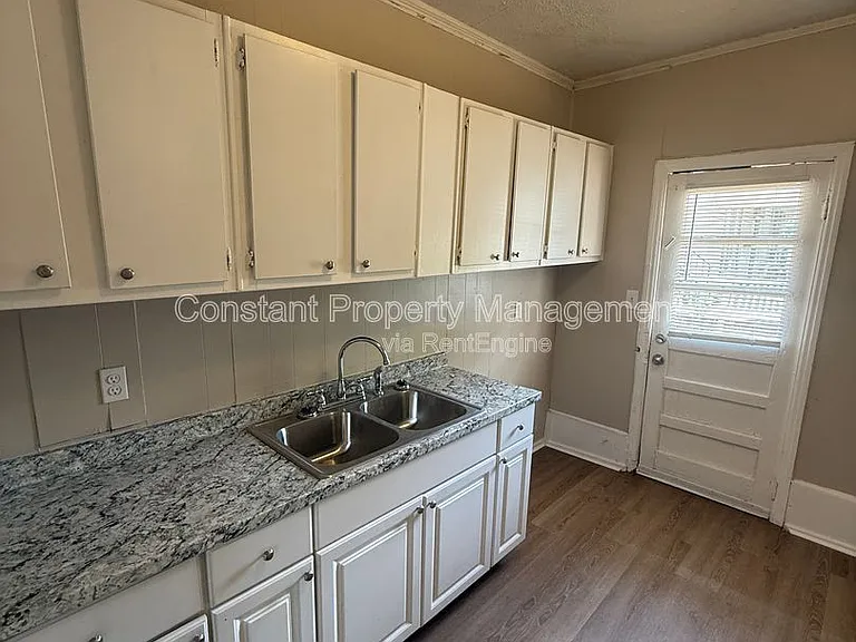 614 W Poplar St — Photo 8