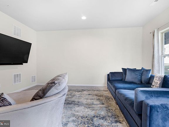 3rd image of 1022 Edenberry Way Gln