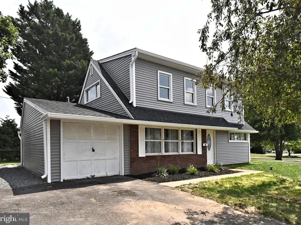 38 Candle Rd, Levittown, PA 19057