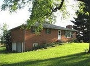 75 Lake Dr SW, Pataskala, OH 43062