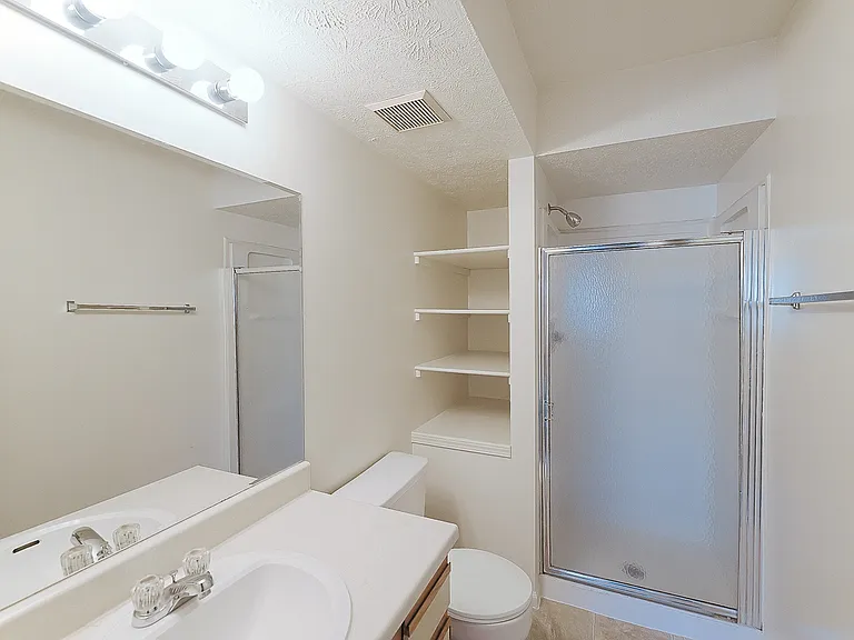 Applewood Pointe Apartments — Photo 31