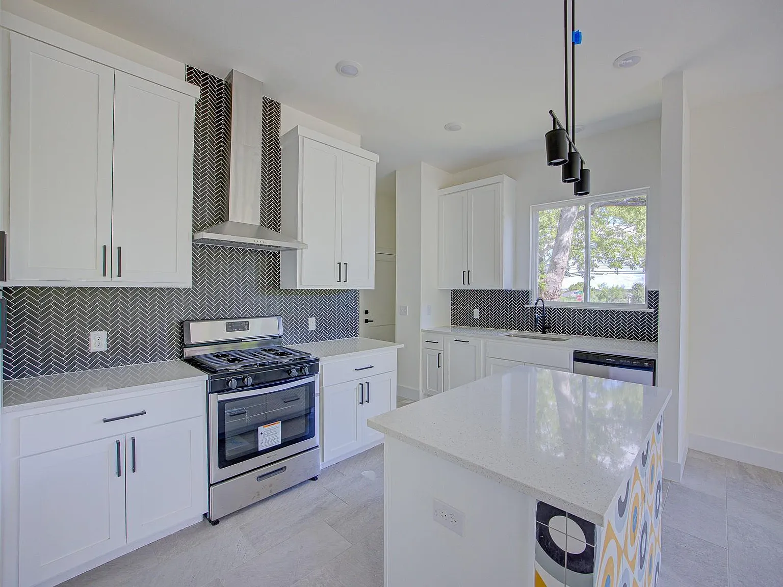 3 bed, 3.5 bath, 1830 sqft, $3,000 — Photo 3