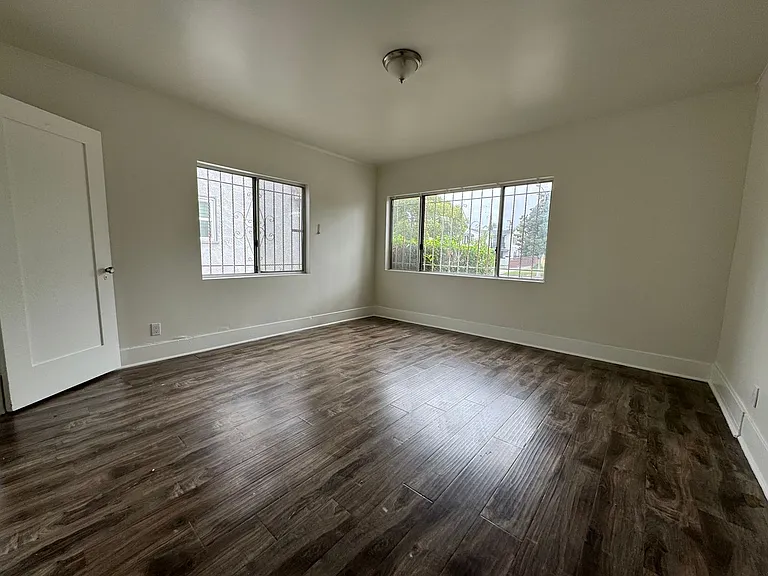 1855 S Redondo Blvd — Photo 20