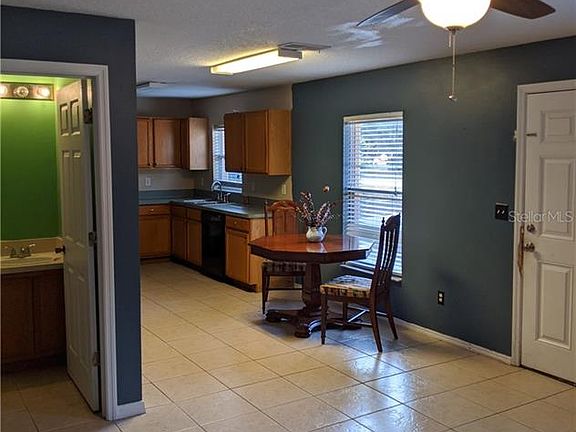 4th image of 215 Blett St