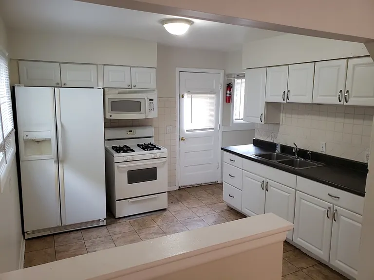 570 Kansas Ave — Photo 2
