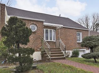 28 Firethorne Ln, Valley Stream, NY 11581