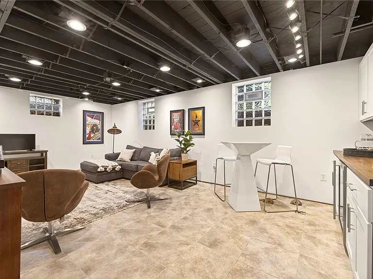 330 Kilbourn Rd — Photo 29
