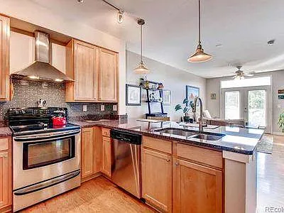 Building Photo - 1313 S Clarkson St #309