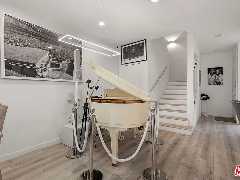 8601 W West Knoll Dr #5 — Photo 10