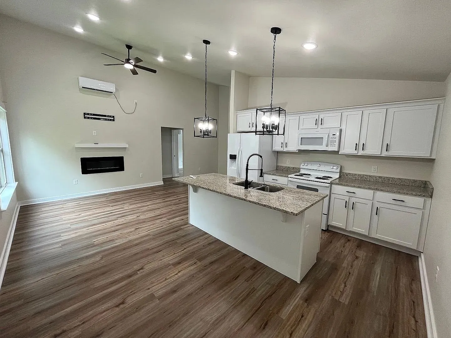 2 bed, 1000 sqft, $1,345 — Photo 1