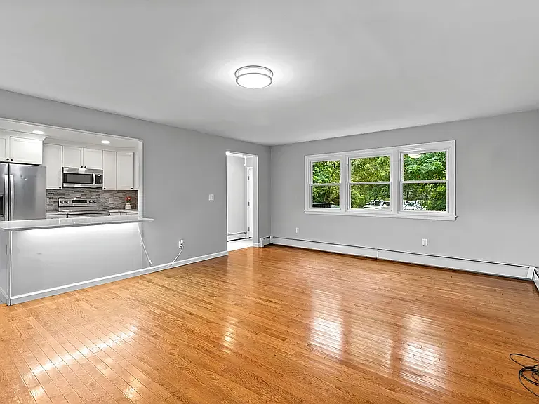 518 Merrow Rd — Photo 2