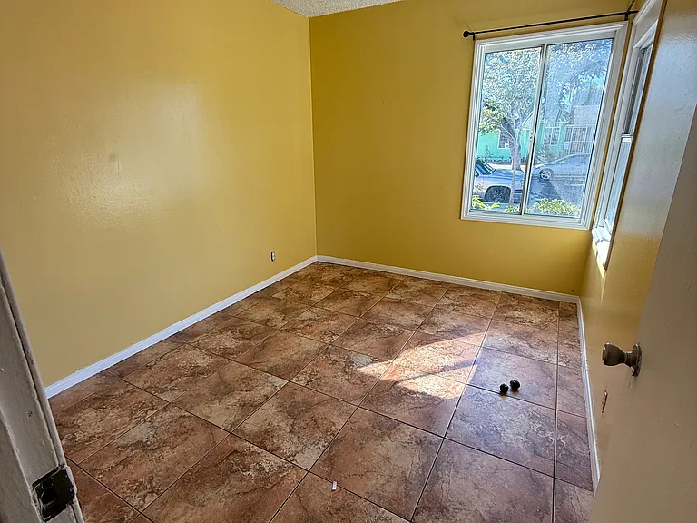 15502 S Berendo Ave — Photo 8