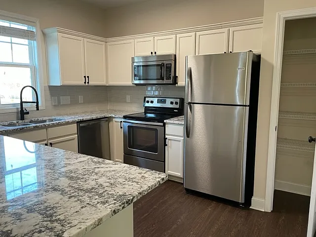 Downtown Raleigh 3 BR Remodeled Home w Huge Yard — Photo 3